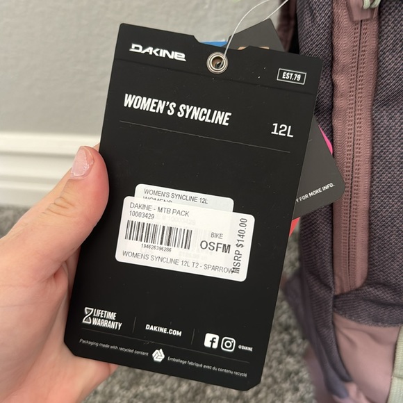 Dakine women’s syncline 12L pack with hydration straw NWT - Picture 2 of 4